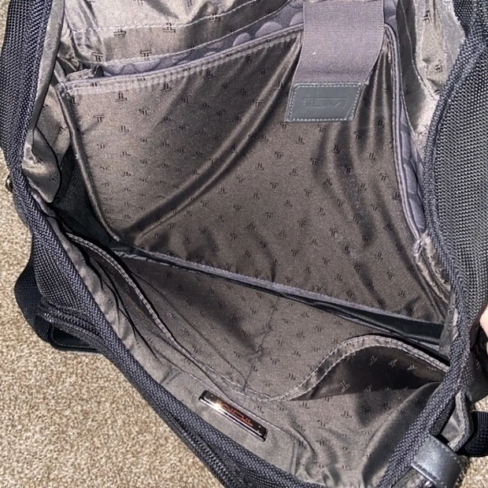 Tumi Alpha Black Messenger Laptop Work Travel Bag‎